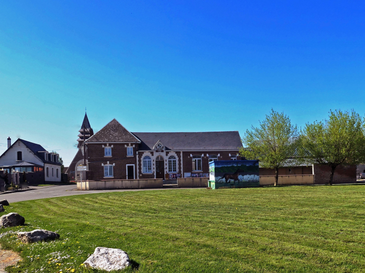 La mairie sur la place - Mesnil-en-Arrouaise