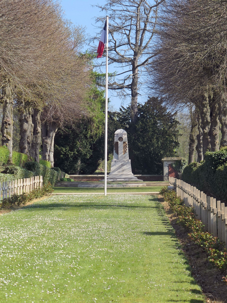 Le monument aux Charentais tués en ce lieu le 28/08/1914 - Moislains