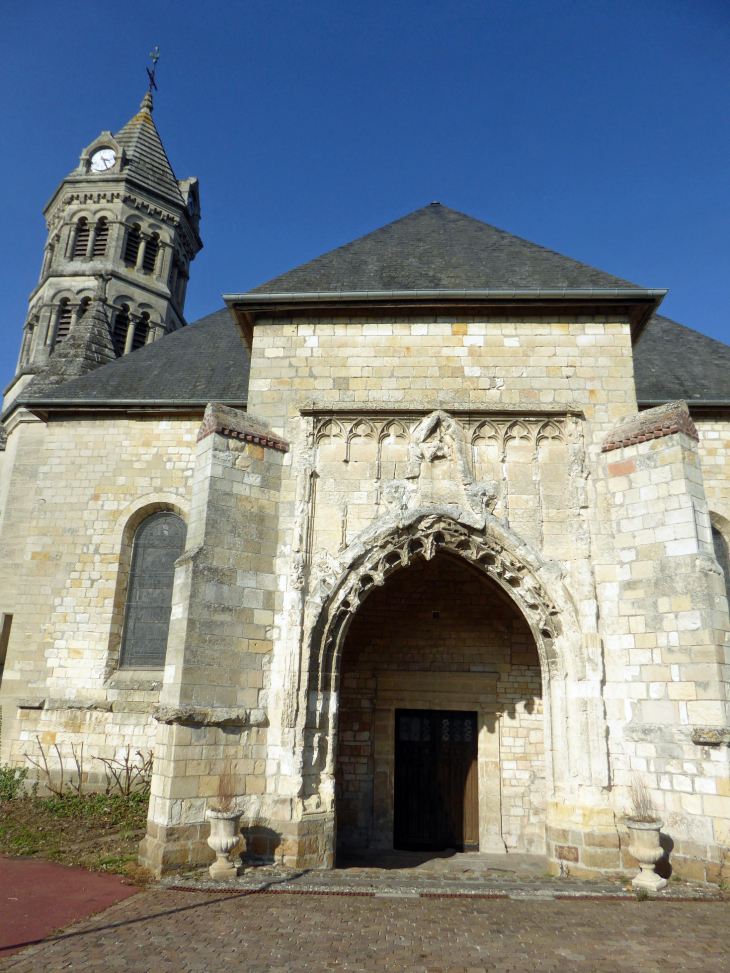 L'entrée de l'église par le portail ouest - Monchy-Lagache