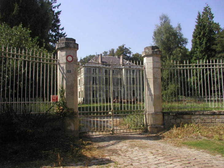 L'entrée du chateau, en mauvais état - Montonvillers