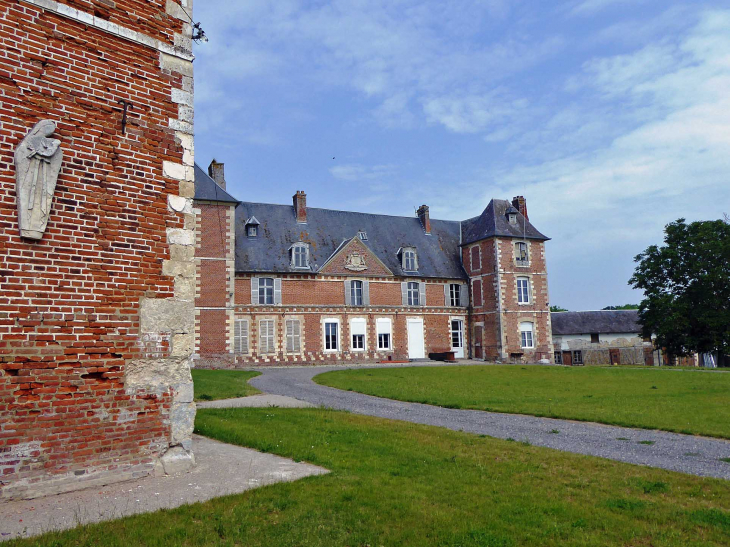 Le château vu de la maison du bailly et vierge à l'enfant sur le mur de la maison du Bailly - Moyencourt-lès-Poix