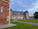 le château vu de la maison du bailly et vierge à l'enfant sur le mur de la maison du Bailly