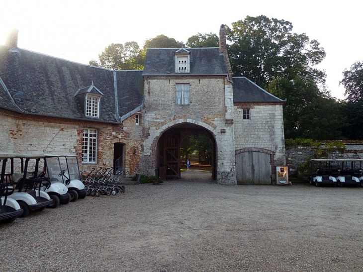 La cour de la maison forte (golf) - Nampont