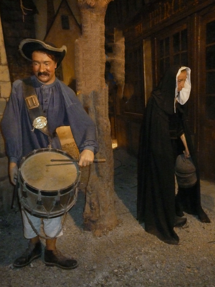 Le musée des vieux métiers picards : le garde champêtre et la tireloteuse (vendeuse de billets de loterie) - Naours