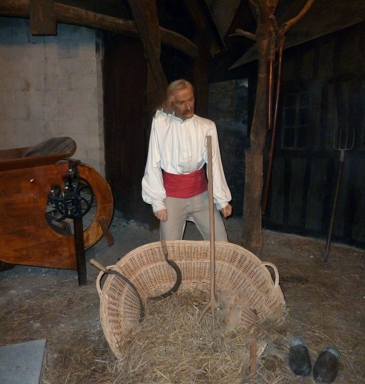 Le musée des vieux métiers picards : le vannage  du grain - Naours