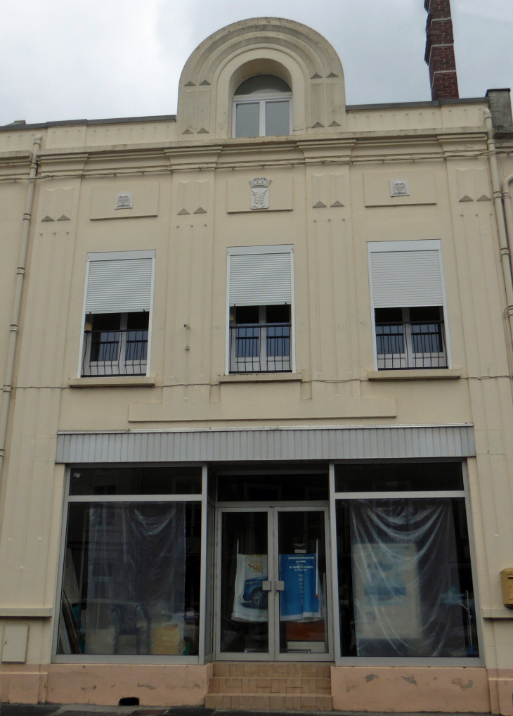 Place du général Leclerc : maison art déco - Nesle