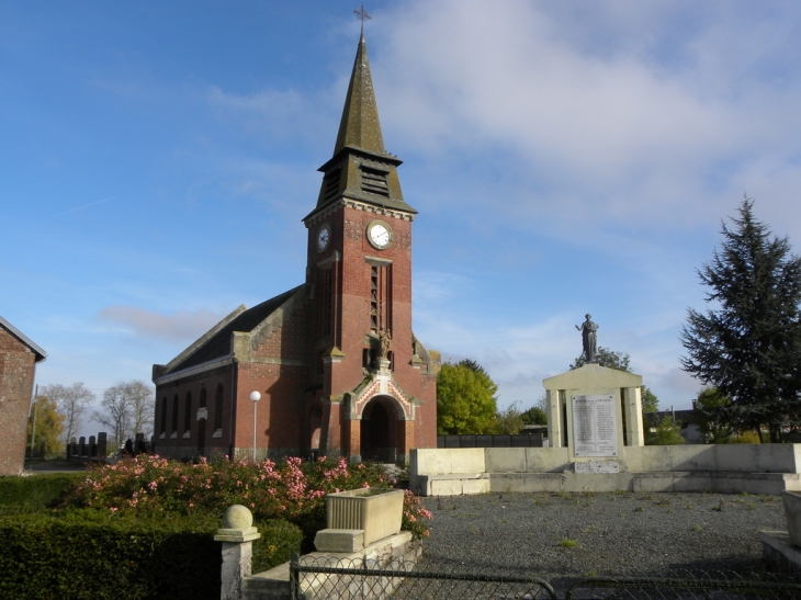 L'église et le monument aux morts - Nurlu