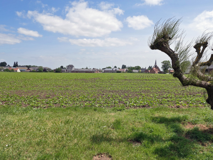 Le village de Parvillers vu de loin - Parvillers-le-Quesnoy