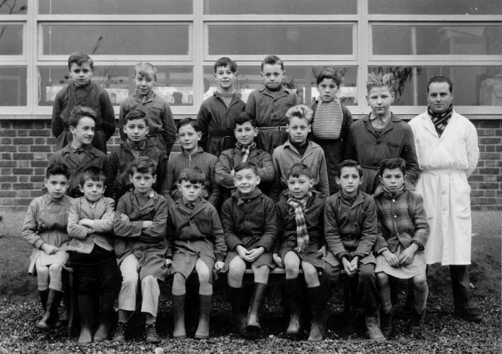 Novembre 1958: L'école d'en Bas, année scolaire 1958-1959. Mr Ladent, directeur - Pernois