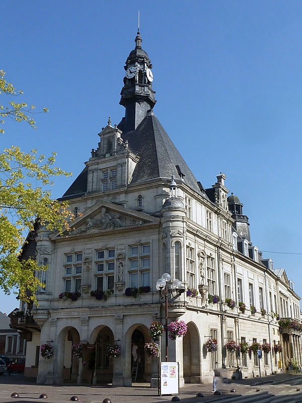 L'hôtel de ville côté place - Péronne