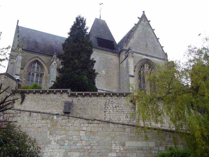 L'église vue du dessous - Poix-de-Picardie