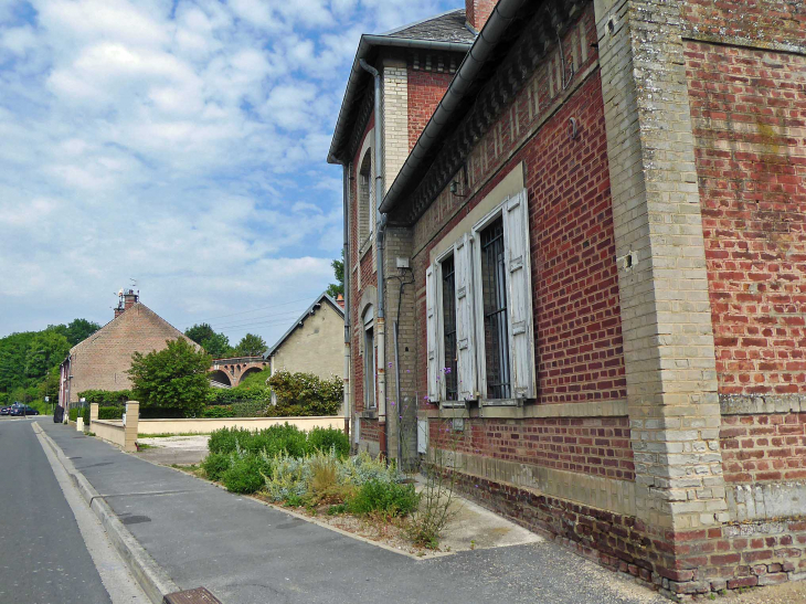 La mairie et le viaduc - Pont-de-Metz