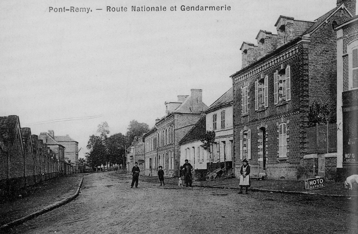 Vers 1912, route nationale et Gendarmerie (carte postale ancienne). - Pont-Remy