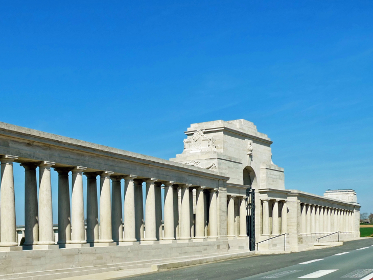 L'entrée du cimetière militaire - Pozières