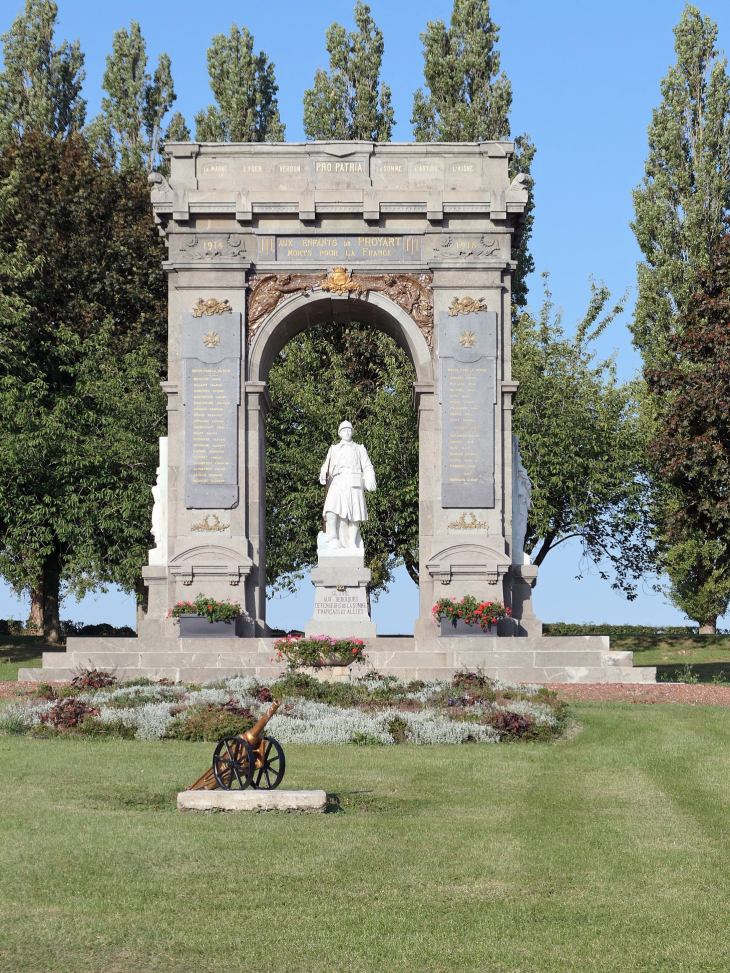 Le monument aux morts en forme d'arc de triomphe - Proyart