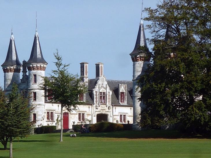 La façade du château - Regnière-Écluse