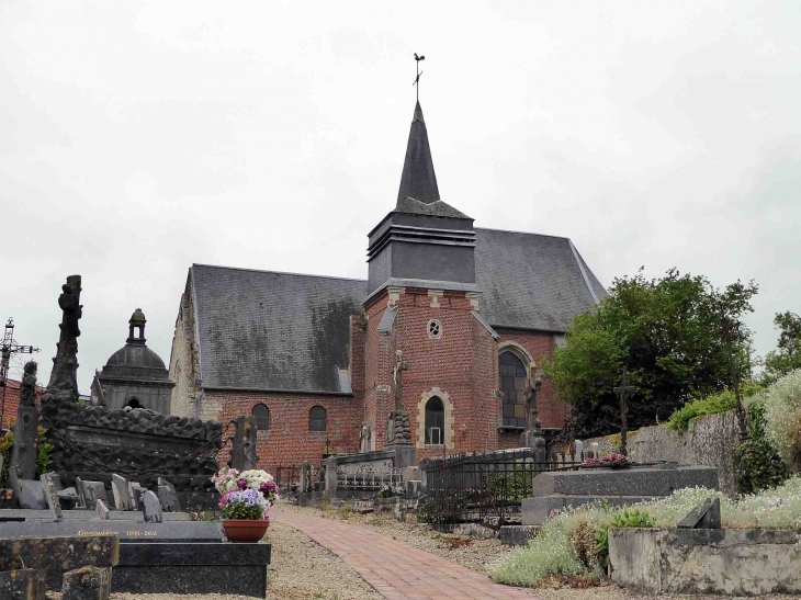 L'église dans le cimetière - Roiglise