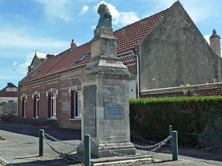 Monument déié à Antoine Galland orinetaliste - Rollot