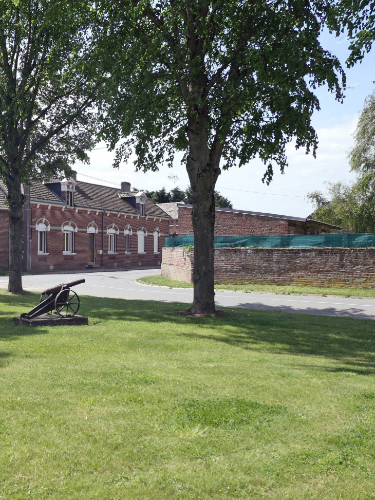 Le canon sur la place en herbe - Rouvroy-en-Santerre