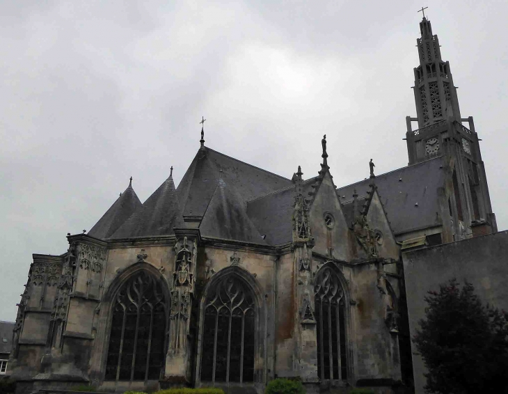 L'église : choeur ancien, clocher reconstruit après 14-18 - Roye