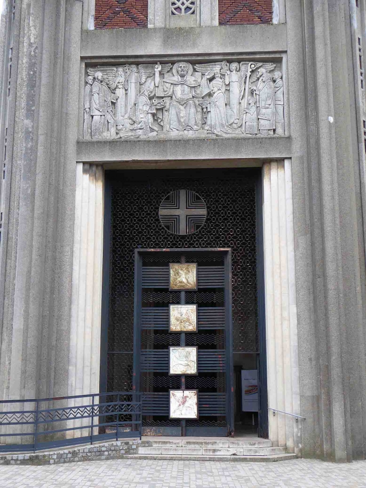 L'entrée de l'église - Roye