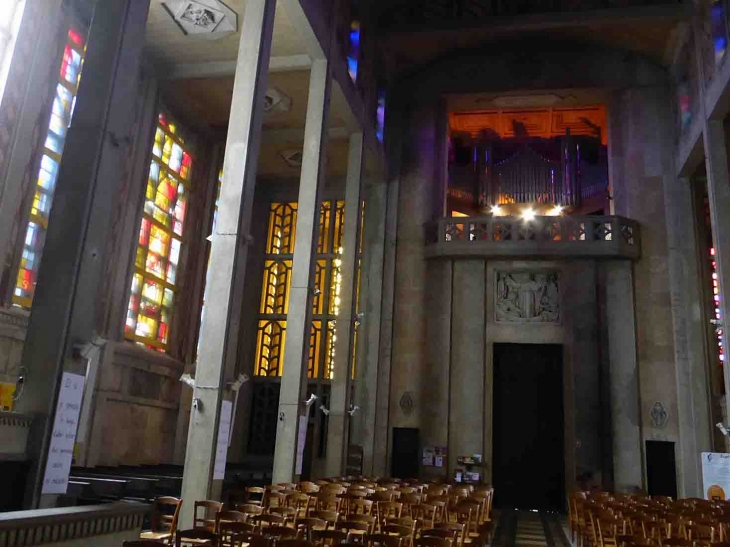 Dans l'église - Roye