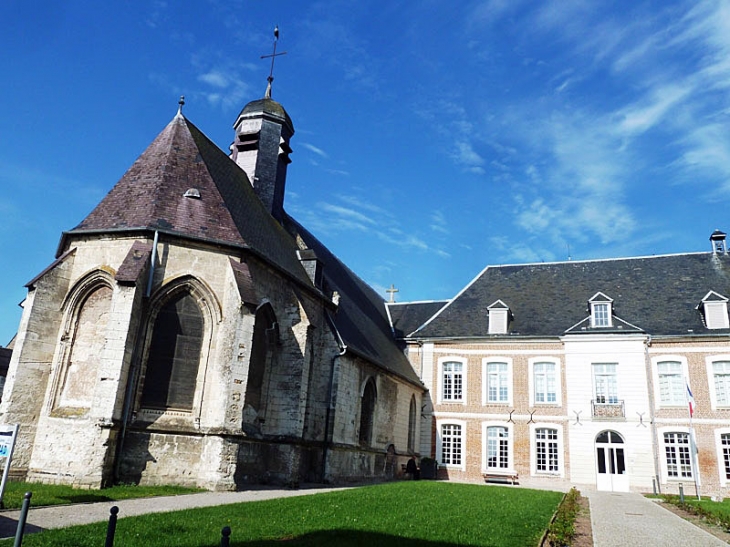 L'hospice et sa chapelle - Rue