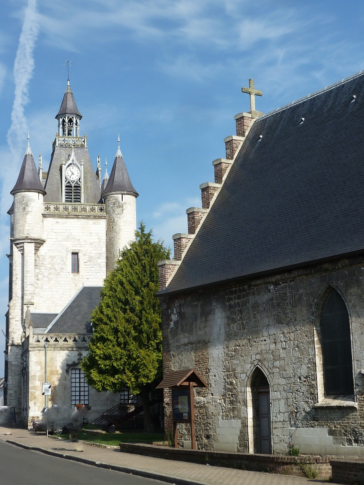 La chapelle de l'hospice et le beffroi - Rue