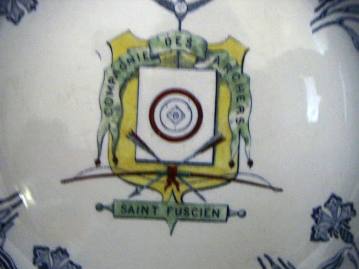 Gros plan sur le blason de la compagnie des archers de saint Fuscien - Saint-Fuscien