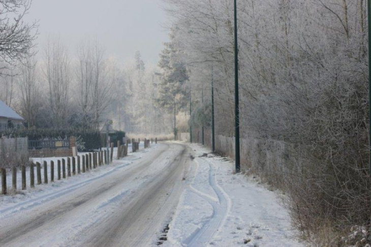 Le-chemin-des-garennes-sous-la-neige - Saint-Quentin-en-Tourmont