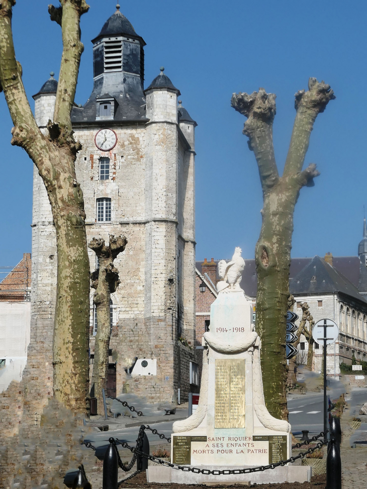 Le monument aux morts devant le beffroi - Saint-Riquier
