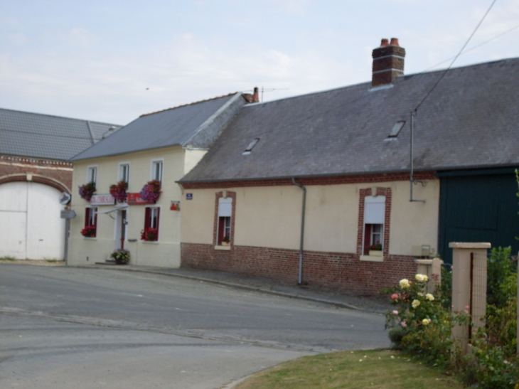 La place et son café - Senlis-le-Sec