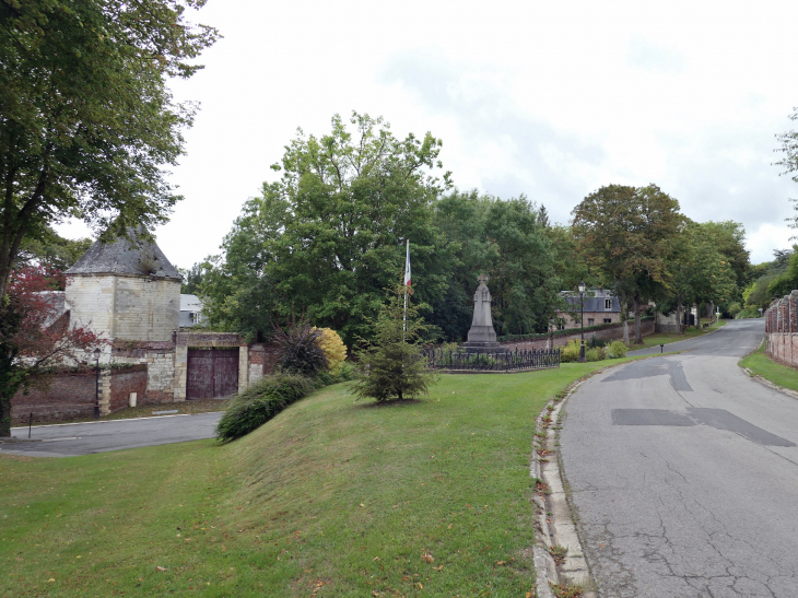 Le monument aux morts dans le village - Suzanne