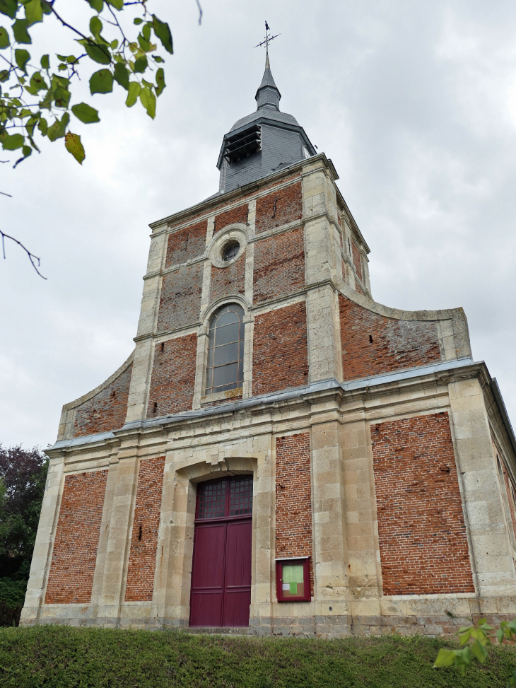 L'entrée de l'église - Suzanne