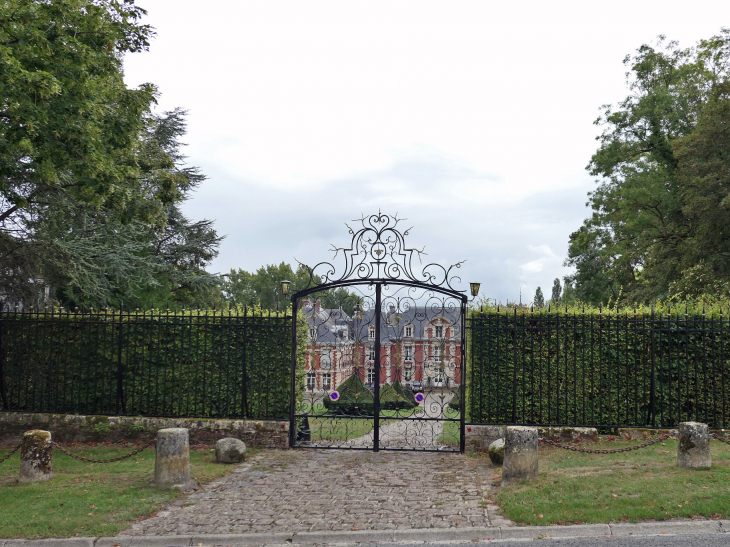 L'entrée du château - Suzanne