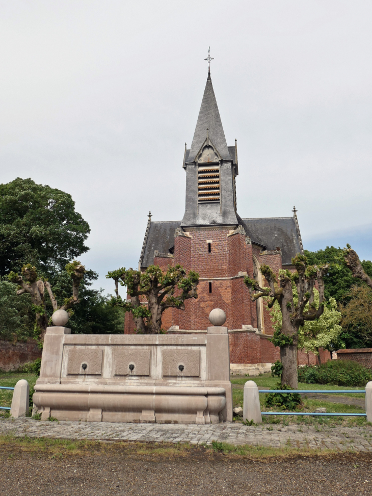 La fontaine devant l'église - Tilloloy