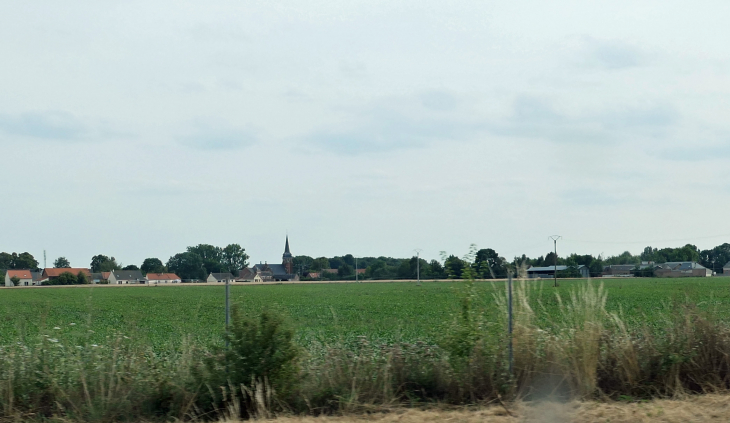 Le village vu de l'autoroute A29 - Vermandovillers