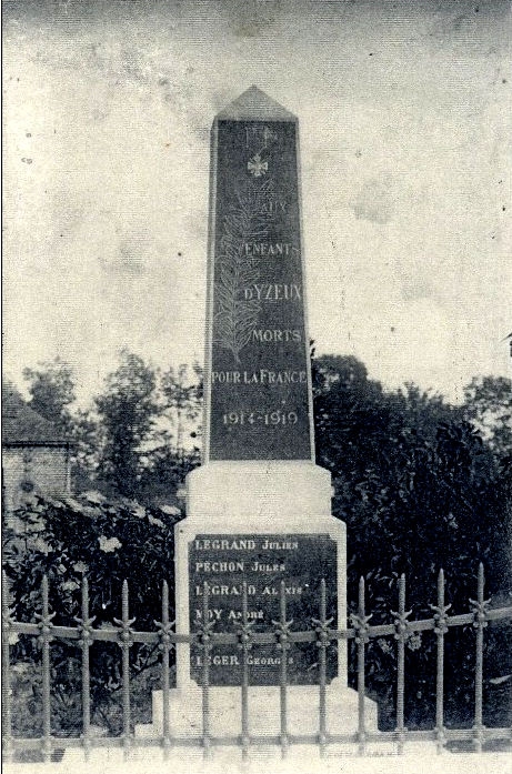 Monument aux Morts - Aux Enfants d'Yzeux Morts pour la France; C.P. non voyagée