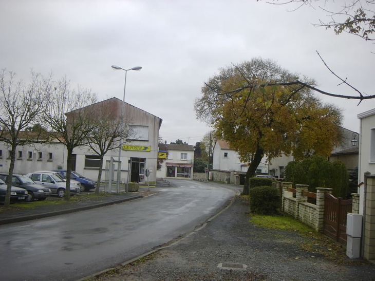 Rue de la poste vue de la sortie de l'intermarché - Aigrefeuille-d'Aunis