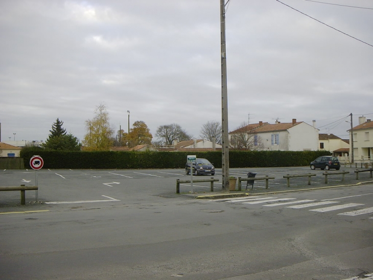 Place de la Halle aux grains route de saint Christophe - Aigrefeuille-d'Aunis