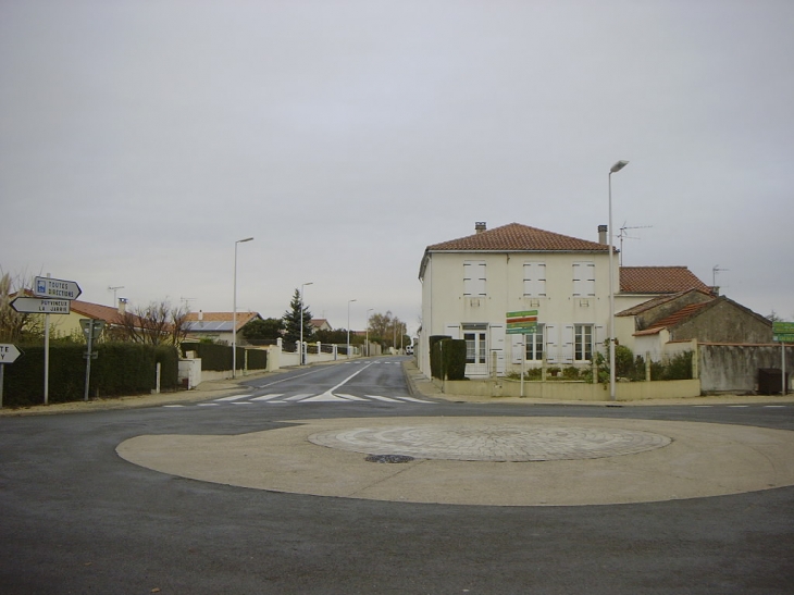 Rond point de l'avenue des marronniers et de la rue de la Gare - Aigrefeuille-d'Aunis