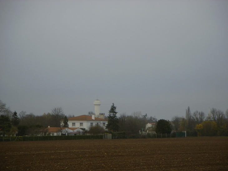 Chateau d'eau vue depuis les champs sur le chemin Rochelais - Aigrefeuille-d'Aunis