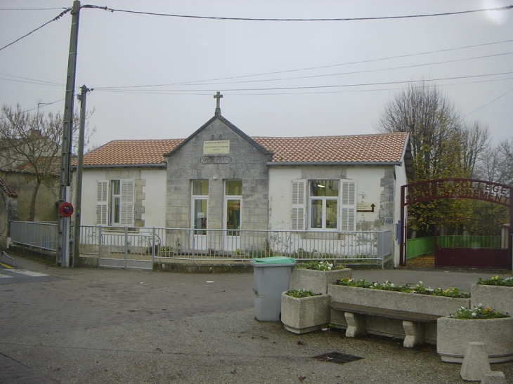 Maternelle du collége du saint Sacrement à côté de l'église - Aigrefeuille-d'Aunis