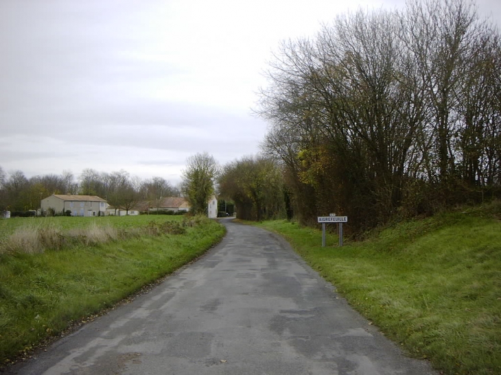 Entrée dans Aigrefeuille par la rue du Péré - Aigrefeuille-d'Aunis