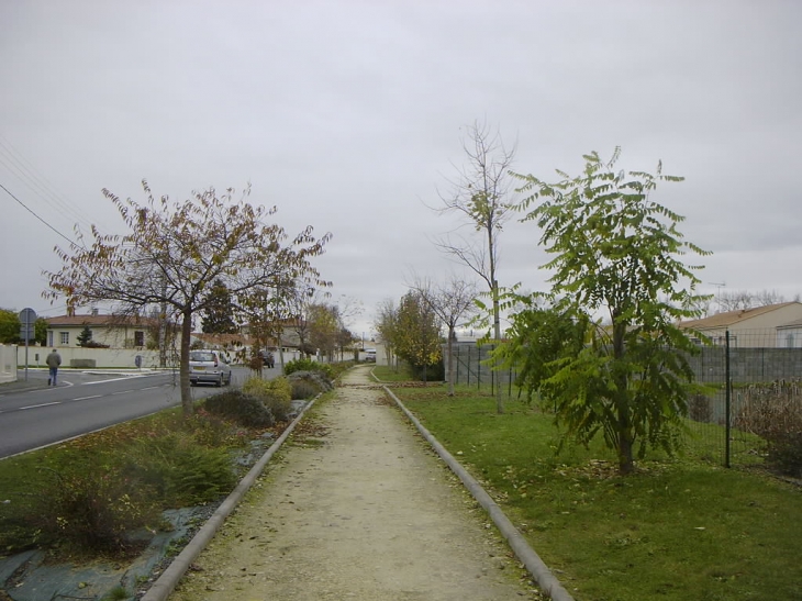 Piste piétonne et cyclabe a partir de la rue des Ormes - Aigrefeuille-d'Aunis