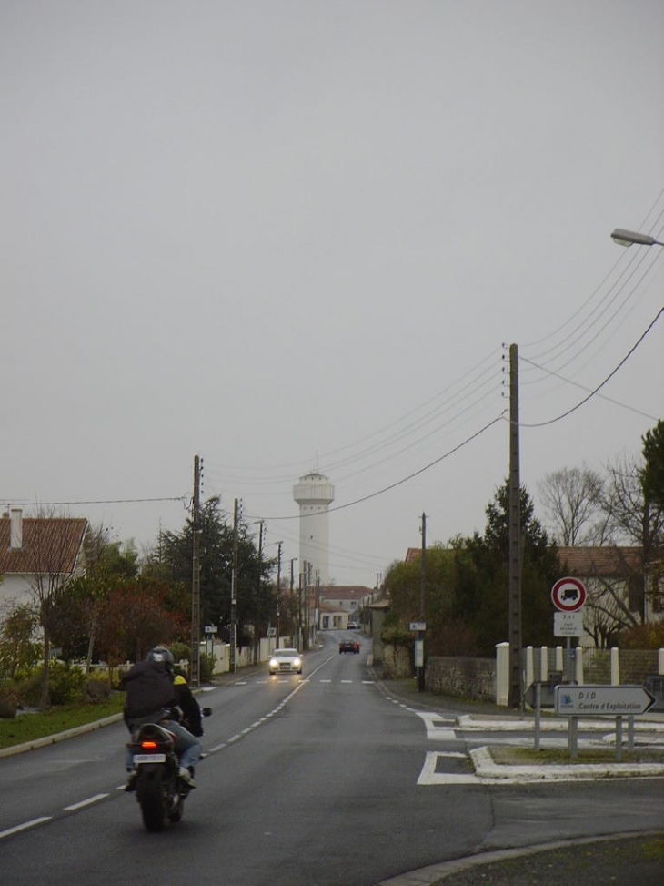 Vue sur le chateau d'eau  depuis le début de la rue de l'Aunis - Aigrefeuille-d'Aunis