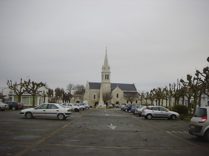 Vue sur l'église et le monument aux morts depuis la place de la République - Aigrefeuille-d'Aunis