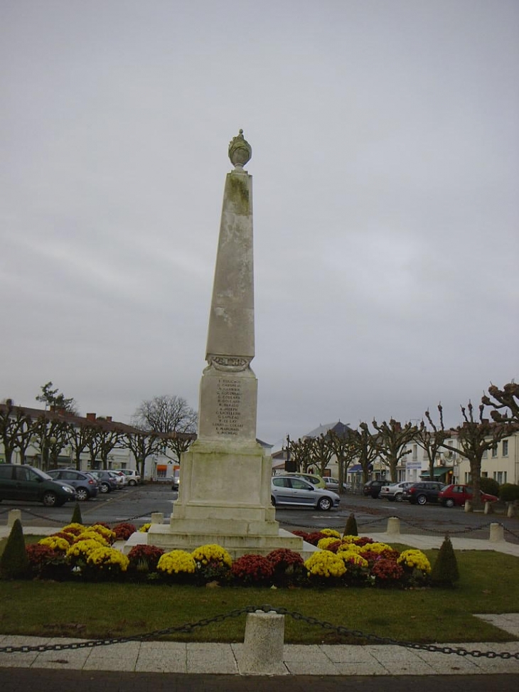 Monument aux morts vue depuis l'église - Aigrefeuille-d'Aunis