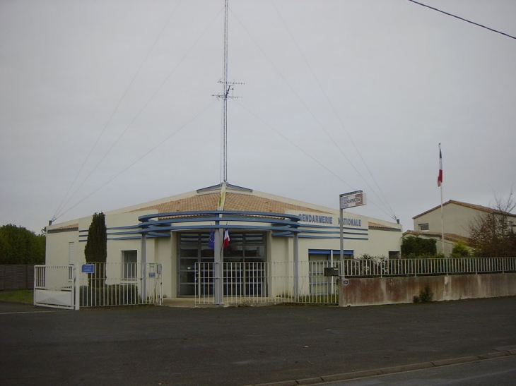 Vue de l'entrée de la Gendarmerie avenue des Marronniers - Aigrefeuille-d'Aunis