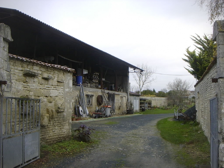 Vieux batiments agricoles dans la rue de la Riviere - Aigrefeuille-d'Aunis